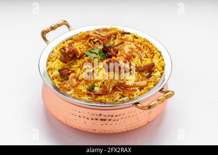 Huhn biryani , kerala Stil Huhn dhum biriyani aus Jeera Reis und Gewürze in einer Messing Servierschüssel mit weißem Hintergrund angeordnet, zu isolieren Stockfoto