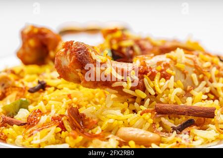 Huhn biryani , kerala Stil Huhn dhum biriyani aus Jeera Reis und Gewürze in einer Messing Servierschüssel mit weißem Hintergrund angeordnet, zu isolieren Stockfoto