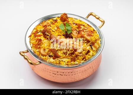 Huhn biryani , kerala Stil Huhn dhum biriyani aus Jeera Reis und Gewürze in einer Messing Servierschüssel mit weißem Hintergrund angeordnet, zu isolieren Stockfoto