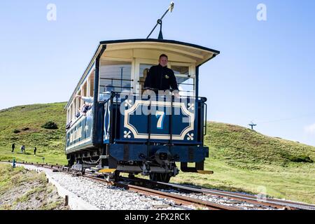 Straßenbahn Nr. 7 auf der Great Orme Tramway A-Seilbahn Die geschleppte Standseilbahn in Llandudno steigt von der Großen Orme ab Gipfel zum Halbhaus Stockfoto