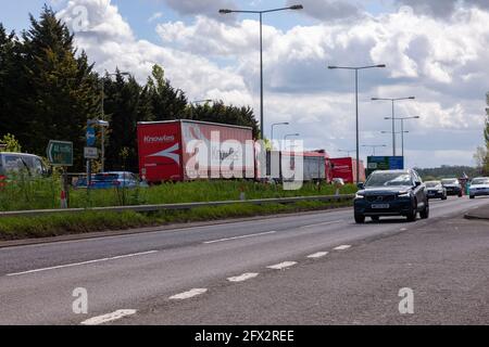 Northampton, Großbritannien. Mai 2021. Autobahn M1 großes Auslaufen von Dieselkraftstoff nach einem Unfall mit zwei Lastkraftwagen, der zu starken Staus geführt hat. An diesem Nachmittag wurde die Abfahrt 15 Northampton in südlicher Richtung zwischen der Kreuzung 14 Milton Keynes und 16 Northampton gesperrt, um den Verkehr auf der Autobahn zu stoppen und eine lange Schlange auf der A45 zu verursachen. Kredit: Keith J Smith./Alamy Live Nachrichten Stockfoto