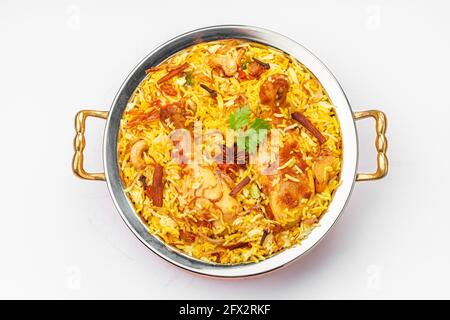 Huhn biryani , kerala Stil Huhn dhum biriyani aus Jeera Reis und Gewürze in einer Messing Servierschüssel mit weißem Hintergrund angeordnet, zu isolieren Stockfoto