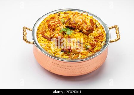 Huhn biryani , kerala Stil Huhn dhum biriyani aus Jeera Reis und Gewürze in einer Messing Servierschüssel mit weißem Hintergrund angeordnet, zu isolieren Stockfoto