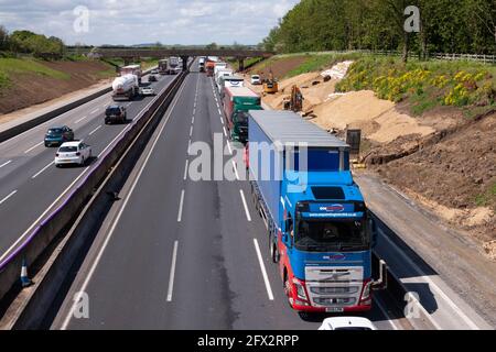 Northampton, Großbritannien. Mai 2021. Autobahn M1 großes Auslaufen von Dieselkraftstoff nach einem Unfall mit zwei Lastkraftwagen, der schwere Staus verursacht hat. An diesem Nachmittag wurde die Abfahrt 15 Northampton in südlicher Richtung zwischen der Kreuzung 14 Milton Keynes und 16 Northampton gesperrt, um den Verkehr auf der Autobahn zu stoppen. Kredit: Keith J Smith./Alamy Live Nachrichten Stockfoto