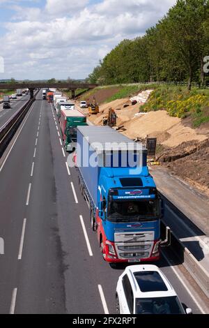 Northampton, Großbritannien. Mai 2021. Autobahn M1 großes Auslaufen von Dieselkraftstoff nach einem Unfall mit zwei Lastkraftwagen, der schwere Staus verursacht hat. An diesem Nachmittag wurde die Abfahrt 15 Northampton in südlicher Richtung zwischen der Kreuzung 14 Milton Keynes und 16 Northampton gesperrt, um den Verkehr auf der Autobahn zu stoppen. Kredit: Keith J Smith./Alamy Live Nachrichten Stockfoto