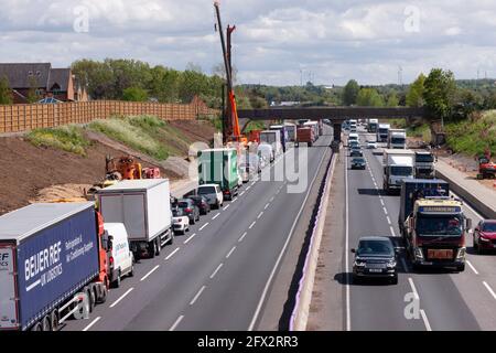 Northampton, Großbritannien. Mai 2021. Autobahn M1 großes Auslaufen von Dieselkraftstoff nach einem Unfall mit zwei Lastkraftwagen, der schwere Staus verursacht hat. An diesem Nachmittag wurde die Abfahrt 15 Northampton in südlicher Richtung zwischen der Kreuzung 14 Milton Keynes und 16 Northampton gesperrt, um den Verkehr auf der Autobahn zu stoppen. Kredit: Keith J Smith./Alamy Live Nachrichten Stockfoto