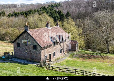 Wharram Percy verlassene mittelalterliche Siedlung auf den Yorkshire Wolds, North Yorkshire, England Großbritannien - Landarbeiterhütten 1851. Stockfoto