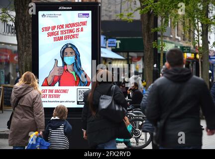 Ein Covid-19-Schild an der Hauptstraße in Hounslow, West-London, einem der Gebiete Großbritanniens, in dem sich die erstmals in Indien identifizierte Covid-Variante am schnellsten verbreitet. Bilddatum: Dienstag, 25. Mai 2021. Stockfoto