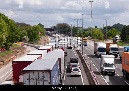 Northampton, Großbritannien. Mai 2021. Autobahn M1 großes Auslaufen von Dieselkraftstoff nach einem Unfall mit zwei Lastkraftwagen, der schwere Staus verursacht hat. An diesem Nachmittag wurde die Abfahrt 15 Northampton in südlicher Richtung zwischen der Kreuzung 14 Milton Keynes und 16 Northampton gesperrt, um den Verkehr auf der Autobahn zu stoppen. Kredit: Keith J Smith./Alamy Live Nachrichten Stockfoto