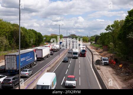 Northampton, Großbritannien. Mai 2021. Autobahn M1 großes Auslaufen von Dieselkraftstoff nach einem Unfall mit zwei Lastkraftwagen, der schwere Staus verursacht hat. An diesem Nachmittag wurde die Abfahrt 15 Northampton in südlicher Richtung zwischen der Kreuzung 14 Milton Keynes und 16 Northampton gesperrt, um den Verkehr auf der Autobahn zu stoppen. Kredit: Keith J Smith./Alamy Live Nachrichten Stockfoto