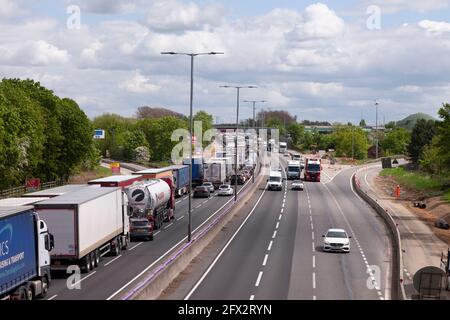 Northampton, Großbritannien. Mai 2021. Autobahn M1 großes Auslaufen von Dieselkraftstoff nach einem Unfall mit zwei Lastkraftwagen, der schwere Staus verursacht hat. An diesem Nachmittag wurde die Abfahrt 15 Northampton in südlicher Richtung zwischen der Kreuzung 14 Milton Keynes und 16 Northampton gesperrt, um den Verkehr auf der Autobahn zu stoppen. Kredit: Keith J Smith./Alamy Live Nachrichten Stockfoto
