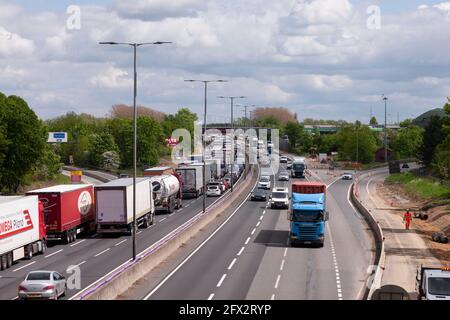 Northampton, Großbritannien. Mai 2021. Autobahn M1 großes Auslaufen von Dieselkraftstoff nach einem Unfall mit zwei Lastkraftwagen, der schwere Staus verursacht hat. An diesem Nachmittag wurde die Abfahrt 15 Northampton in südlicher Richtung zwischen der Kreuzung 14 Milton Keynes und 16 Northampton gesperrt, um den Verkehr auf der Autobahn zu stoppen. Kredit: Keith J Smith./Alamy Live Nachrichten Stockfoto