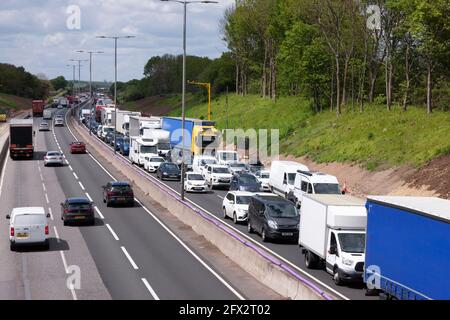 Northampton, Großbritannien. Mai 2021. Autobahn M1 großes Auslaufen von Dieselkraftstoff nach einem Unfall mit zwei Lastkraftwagen, der schwere Staus verursacht hat. An diesem Nachmittag wurde die Abfahrt 15 Northampton in südlicher Richtung zwischen der Kreuzung 14 Milton Keynes und 16 Northampton gesperrt, um den Verkehr auf der Autobahn zu stoppen. Kredit: Keith J Smith./Alamy Live Nachrichten Stockfoto