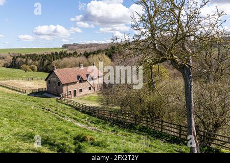 Wharram Percy verlassene mittelalterliche Siedlung auf den Yorkshire Wolds, North Yorkshire, England Großbritannien - Landarbeiterhütten 1851. Stockfoto