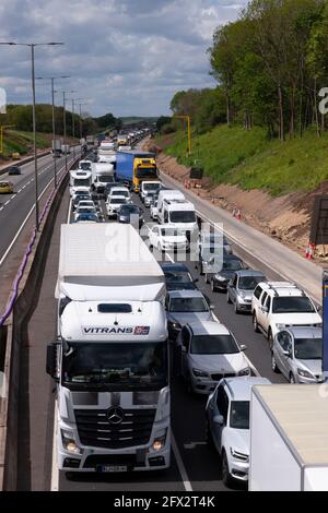 Northampton, Großbritannien. Mai 2021. Autobahn M1 großes Auslaufen von Dieselkraftstoff nach einem Unfall mit zwei Lastkraftwagen, der schwere Staus verursacht hat. An diesem Nachmittag wurde die Abfahrt 15 Northampton in südlicher Richtung zwischen der Kreuzung 14 Milton Keynes und 16 Northampton gesperrt, um den Verkehr auf der Autobahn zu stoppen. Kredit: Keith J Smith./Alamy Live Nachrichten Stockfoto