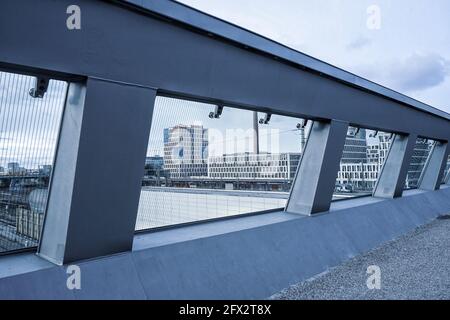 Der Arnulfsteg ist eine 240 Meter lange Fußgänger- und Fahrradbrücke über die Bahngleise zum Münchner Hauptbahnhof, die 2020 fertiggestellt wurde. Stockfoto