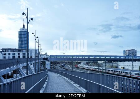 Der Arnulfsteg ist eine 240 Meter lange Fußgänger- und Fahrradbrücke über die Bahngleise zum Münchner Hauptbahnhof, die 2020 fertiggestellt wurde. Stockfoto