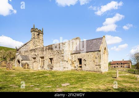 Die Ruinen der St. Martins Kirche in Wharram Percy verlassenen mittelalterlichen Dorf auf den Yorkshire Wolds, North Yorkshire, England Großbritannien Stockfoto