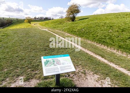 Wharram Percy verlassene mittelalterliche Siedlung auf den Yorkshire Wolds, North Yorkshire, England Großbritannien - die verlassenen Wohnungen waren auf dem Hügel bis zum Rand Stockfoto