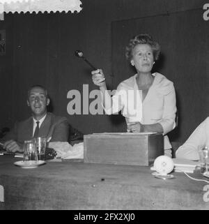 Mary Dresselhuys als Auktionistin bei Mak van Waay, 22. September 1959, Auktionatoren, Niederlande, 20. Jahrhundert Presseagentur Foto, Nachrichten zu erinnern, Dokumentarfilm, historische Fotografie 1945-1990, visuelle Geschichten, Menschliche Geschichte des zwanzigsten Jahrhunderts, Momente in der Zeit festzuhalten Stockfoto