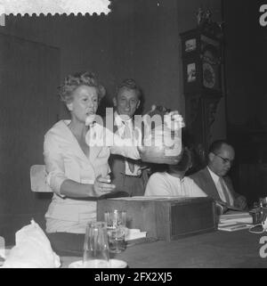 Mary Dresselhuys als Auktionistin bei Mak van Waay, 22. September 1959, Auktionatoren, Niederlande, 20. Jahrhundert Presseagentur Foto, Nachrichten zu erinnern, Dokumentarfilm, historische Fotografie 1945-1990, visuelle Geschichten, Menschliche Geschichte des zwanzigsten Jahrhunderts, Momente in der Zeit festzuhalten Stockfoto