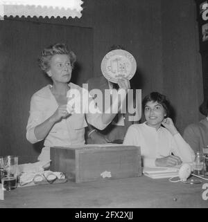 Mary Dresselhuys als Auktionistin bei Mak van Waay, 22. September 1959, Auktionatoren, Niederlande, 20. Jahrhundert Presseagentur Foto, Nachrichten zu erinnern, Dokumentarfilm, historische Fotografie 1945-1990, visuelle Geschichten, Menschliche Geschichte des zwanzigsten Jahrhunderts, Momente in der Zeit festzuhalten Stockfoto