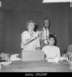 Mary Dresselhuys als Auktionistin bei Mak van Waay, 22. September 1959, Auktionatoren, Niederlande, 20. Jahrhundert Presseagentur Foto, Nachrichten zu erinnern, Dokumentarfilm, historische Fotografie 1945-1990, visuelle Geschichten, Menschliche Geschichte des zwanzigsten Jahrhunderts, Momente in der Zeit festzuhalten Stockfoto