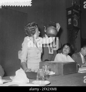 Mary Dresselhuys als Auktionistin bei Mak van Waay, 22. September 1959, Auktionatoren, Niederlande, 20. Jahrhundert Presseagentur Foto, Nachrichten zu erinnern, Dokumentarfilm, historische Fotografie 1945-1990, visuelle Geschichten, Menschliche Geschichte des zwanzigsten Jahrhunderts, Momente in der Zeit festzuhalten Stockfoto