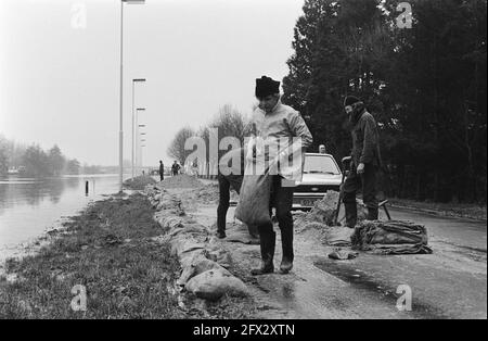 Hochwasser in Drenthe durch Niederschläge und Schmelzwasser aus Deutschland, Menschen, die am Ufer des Kanals arbeiten, 12. März 1981, Einwohner, Überschwemmungen, Sandsäcke, Niederlande, Foto der Presseagentur des 20. Jahrhunderts, zu erinnerende Nachrichten, Dokumentarfilm, historische Fotografie 1945-1990, visuelle Geschichten, Menschliche Geschichte des zwanzigsten Jahrhunderts, Momente in der Zeit festzuhalten Stockfoto