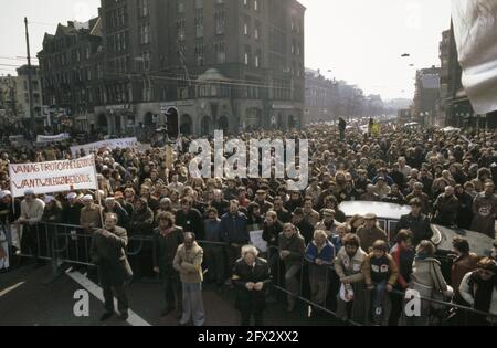 Massive FNV-Kundgebung auf dem Dam-Platz in Amsterdam gegen Lohnintervention ( plus minus 60,000 Personen ); Demonstranten auf Rokin, 20. März 1980, Demonstrationen, Niederlande, Presseagentur des 20. Jahrhunderts, Foto, Nachrichten zum erinnern, Dokumentarfilm, historische Fotografie 1945-1990, visuelle Geschichten, Menschliche Geschichte des zwanzigsten Jahrhunderts, Momente in der Zeit festzuhalten Stockfoto