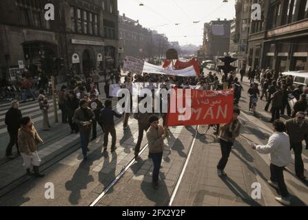 Massive FNV-Kundgebung auf dem Dam-Platz in Amsterdam gegen Lohnintervention ( plusminus 60,000 Personen ); Delegation illegaler Ausländer, 20. März 1980, Demonstrationen, 20. Jahrhundert Presseagentur Foto, Nachrichten zu erinnern, Dokumentarfilm, historische Fotografie 1945-1990, visuelle Geschichten, Menschliche Geschichte des zwanzigsten Jahrhunderts, Momente in der Zeit festzuhalten Stockfoto