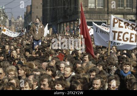 Massive FNV-Kundgebung auf dem Dam-Platz in Amsterdam gegen Ungehörtsein ( plusminus 60,000 Personen ); Demonstranten auf dem Dam-Platz, 20. März 1980, Demonstranten, Kundgebungen, Niederlande, Presseagentur des 20. Jahrhunderts, Foto, Nachrichten zum erinnern, Dokumentarfilm, historische Fotografie 1945-1990, visuelle Geschichten, Menschliche Geschichte des zwanzigsten Jahrhunderts, Momente in der Zeit festzuhalten Stockfoto