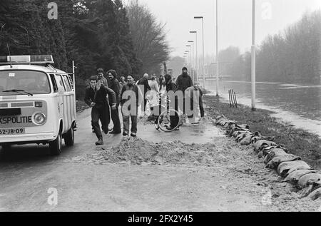 Hochwasser in Drenthe durch Niederschläge und Schmelzwasser aus Deutschland, Menschen, die am Ufer des Kanals arbeiten, 12. März 1981, Überschwemmungen, Niederlande, 20. Jahrhundert Presseagentur Foto, Nachrichten zu erinnern, Dokumentarfilm, historische Fotografie 1945-1990, visuelle Geschichten, Menschliche Geschichte des zwanzigsten Jahrhunderts, Momente in der Zeit festzuhalten Stockfoto