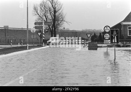 Hochwasser in Drenthe durch Niederschläge und Schmelzwasser aus Deutschland, Straßenüberflutung, 12. März 1981, Regenfälle, Überschwemmungen, Niederlande, Presseagentur des 20. Jahrhunderts, Foto, Nachrichten zum erinnern, Dokumentarfilm, historische Fotografie 1945-1990, visuelle Geschichten, Menschliche Geschichte des zwanzigsten Jahrhunderts, Momente in der Zeit festzuhalten Stockfoto