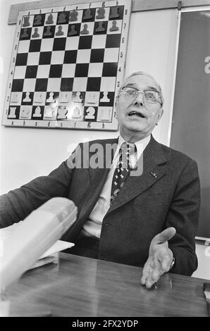 Max Euwe (Fide) gibt angebotene Plätze für das einwöchige WM-Lager Kortshnoj gegen Karpov bekannt; Fide-Präsident Max Euwe (nahe), 16. Februar 1978, Schach, Niederlande, 20. Jahrhundert Presseagentur Foto, Nachrichten zu erinnern, Dokumentarfilm, historische Fotografie 1945-1990, visuelle Geschichten, Menschliche Geschichte des zwanzigsten Jahrhunderts, Momente in der Zeit festzuhalten Stockfoto