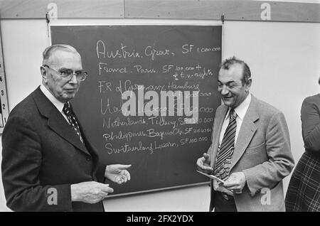 Max Euwe (Fide) gibt angebotene Plätze für das World Cup Week Camp Kortshnoj gegen Karpov bekannt; Max Euwe (l) und Victor Kortshnoj, 16. Februar 1978, Schach, Niederlande, 20. Jahrhundert Presseagentur Foto, Nachrichten zu erinnern, Dokumentarfilm, historische Fotografie 1945-1990, visuelle Geschichten, Menschliche Geschichte des zwanzigsten Jahrhunderts, Momente in der Zeit festzuhalten Stockfoto