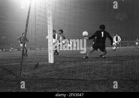 Ajax gegen Olympique Marseille 4-1, Europa Cup I, zweites Tor Ajax von Swart, 3. November 1971, Sport, Fußball, Niederlande, 20. Jahrhundert Presseagentur Foto, Nachrichten zu erinnern, Dokumentarfilm, historische Fotografie 1945-1990, visuelle Geschichten, Menschliche Geschichte des zwanzigsten Jahrhunderts, Momente in der Zeit festzuhalten Stockfoto