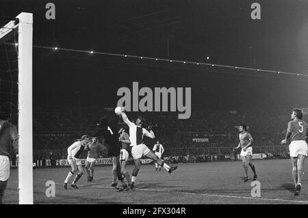 Ajax gegen Olympique Marseille 4-1, Europa Cup I, Hulshoff versucht, mit der Hand zu spielen, 3. November 1971, Sport, Fußball, Niederlande, Presseagentur des 20. Jahrhunderts, Foto, Nachrichten zum erinnern, Dokumentarfilm, historische Fotografie 1945-1990, visuelle Geschichten, Menschliche Geschichte des zwanzigsten Jahrhunderts, Momente in der Zeit festzuhalten Stockfoto