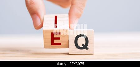 Business man Hand ändern Holzwürfelblock von IQ zu EQ, Balance zwischen Intelligenz Quotient und emotionale Intelligenz Konzepte Stockfoto