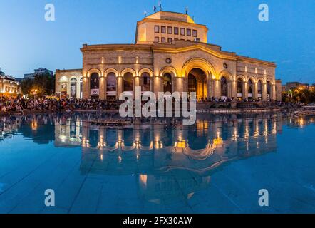 JEREWAN, ARMENIEN - 4. JULI 2017: Geschichtsmuseum Armeniens auf dem Platz der Republik in Jerewan. Stockfoto