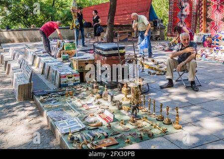 TIFLIS, GEORGIEN - 17. JULI 2017: Straßenflohmarkt in Tiflis, Georgien. Stockfoto