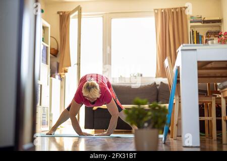 Ältere Frau, die zu Hause trainieren Stockfoto