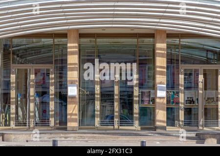 Belgrad, Serbien - 15. März 2020: Eingang zum Madlenianum Oper- und Theatergebäude in Zemun. Stockfoto