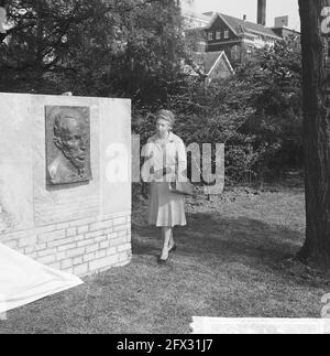 Frau herr. Zeelenberg enthüllte dem Dichter J.H. ein Denkmal Leopold im Garten des Museums Boijmans van Beuningen in Rotterdam, 11. Mai 1965, Dichter, Denkmäler, Enthüllungen, Gärten, Niederlande, Foto der Presseagentur des 20. Jahrhunderts, zu erinnerende Nachrichten, Dokumentarfilm, historische Fotografie 1945-1990, visuelle Geschichten, Menschliche Geschichte des zwanzigsten Jahrhunderts, Momente in der Zeit festzuhalten Stockfoto