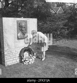 Frau herr. Zeelenberg enthüllte dem Dichter J.H. ein Denkmal Leopold im Garten des Museums Boijmans van Beuningen in Rotterdam, 11. Mai 1965, Dichter, Denkmäler, Enthüllungen, Gärten, Niederlande, Foto der Presseagentur des 20. Jahrhunderts, zu erinnerende Nachrichten, Dokumentarfilm, historische Fotografie 1945-1990, visuelle Geschichten, Menschliche Geschichte des zwanzigsten Jahrhunderts, Momente in der Zeit festzuhalten Stockfoto