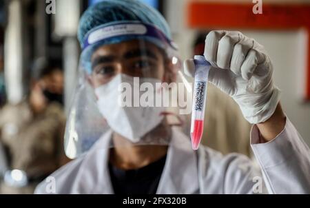 Neu-Delhi, Indien. Mai 2021. Eine medizinische Versorgung gesehen halten ein Reagenzglas nach der Entnahme der Abstrichprobe für RT-PCR (Reverse Transkription Polymerase Chain Reaction)-Test am Bahnhof von Neu Delhi in Delhi. Indien ist die am schnellsten wachsende Pandemie der Welt und verzeichnet 196,427 bestätigte Fälle von Covid-19-Infektionen und 3,511 Todesfälle durch die Pandemie. Die Zahl der Todesopfer in Indien aufgrund des Virus liegt jetzt bei 307,231. (Foto von Naveen Sharma/SOPA Images/Sipa USA) Quelle: SIPA USA/Alamy Live News Stockfoto