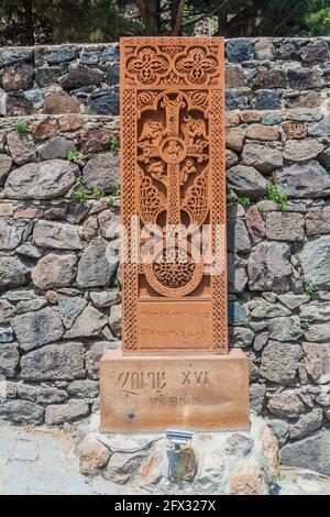 Steinkreuz (Khachkar) im Kloster Geghard in Armenien Stockfoto