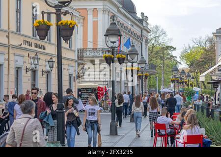 Belgrad, Serbien - 12. April 2021: Menschen gehen in der Fußgängerzone Kneza Mihaila Frühling in Belgrad, Serbien. Stockfoto