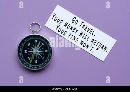 Motivierendes und inspirierendes Zitat mit klassischem runden Kompass Stockfoto