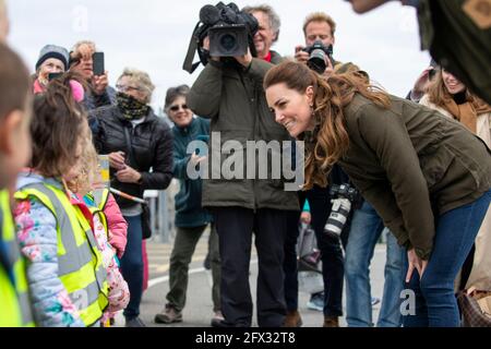 Die Herzogin von Cambridge trifft in Kirkwall Marina lokale Kindergartenkinder, nachdem sie das European Marine Energy Centre in Kirkwall, Orkney besucht hat, um mehr über Orkneys Einsatz für CO2-Null und Wasserstoffenergie zu erfahren. Bilddatum: Dienstag, 25. Mai 2021. Stockfoto